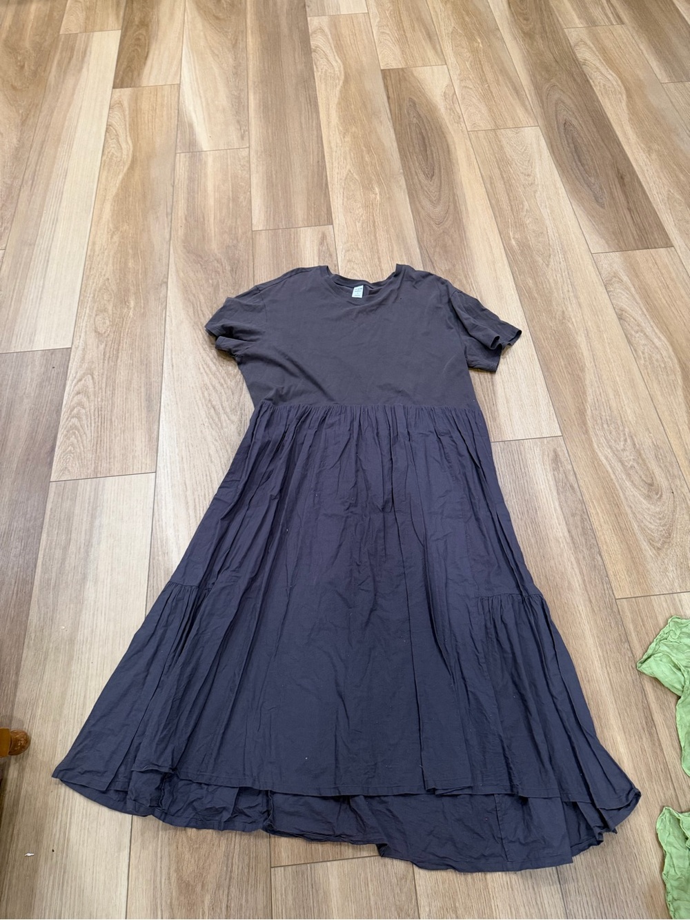 Melrose and Market Women’s Short-Sleeve Tiered Midi Dress in Charcoal